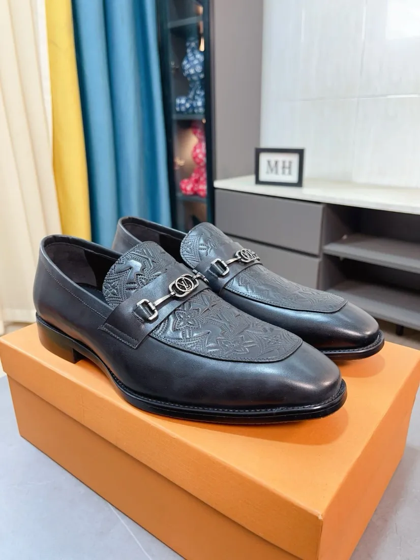 Men's men's shoes 💰500🌸🌸 [Louis Vuitton (LV)] High-end business formal leather shoes 🍀 luxurious and elegant style, both practicality and style, professional focus on details and quality, counter original 1⃣️: 1⃣️ ultra-accurate reproduction 👍🏻! Material: The upper is made of imported original calfskin➕imported Italian cowhide leather. Original anti-slip and wear-resistant outsole! Code number: 38--44 (45 customized)